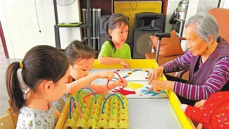 老幼共托：每天100元解决“带孙难+养老闷”，哪些城市已落地？