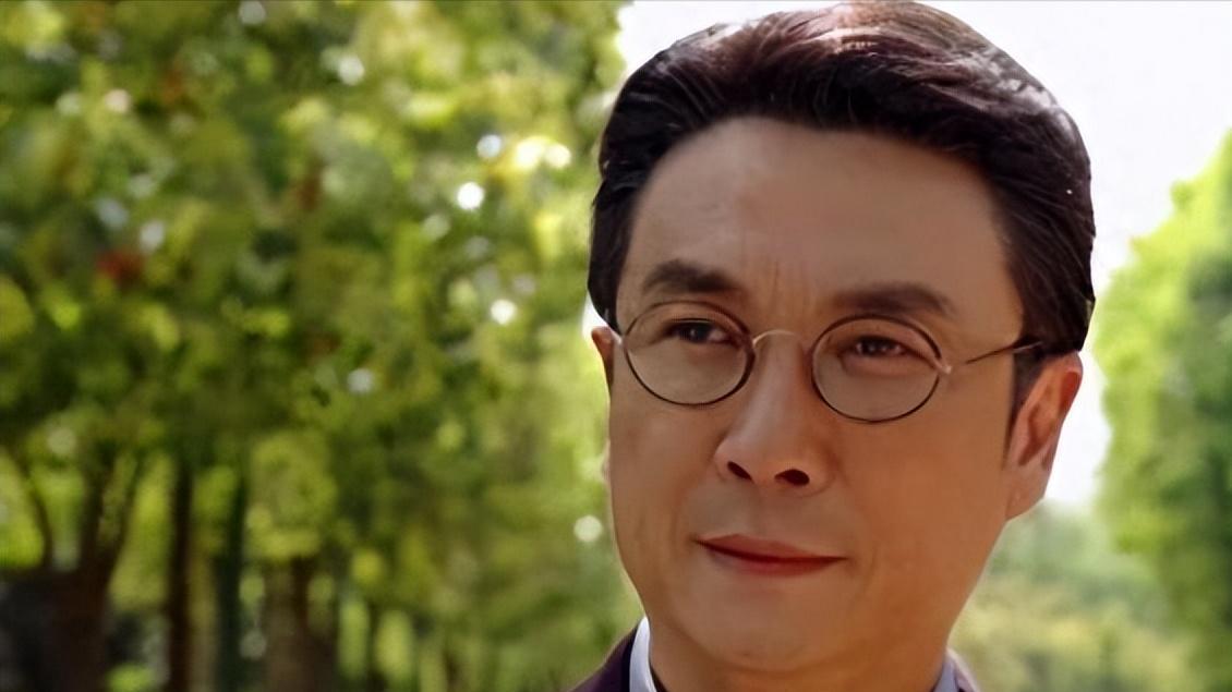 75岁刘松仁息影后首现身！钟嘉欣跨国探友引唏嘘：昔日男神如今消瘦憔悴为哪般？