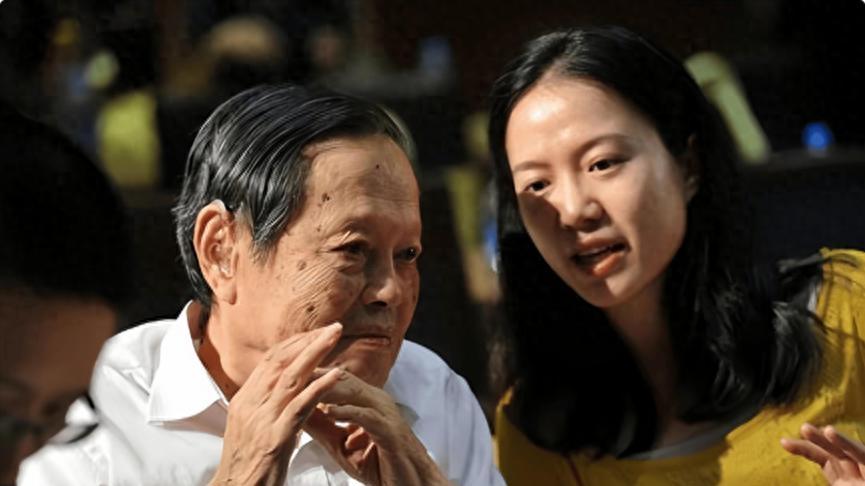 演都不演了！杨振宁去世仅7天，恶心的一幕出现，结局大快人心