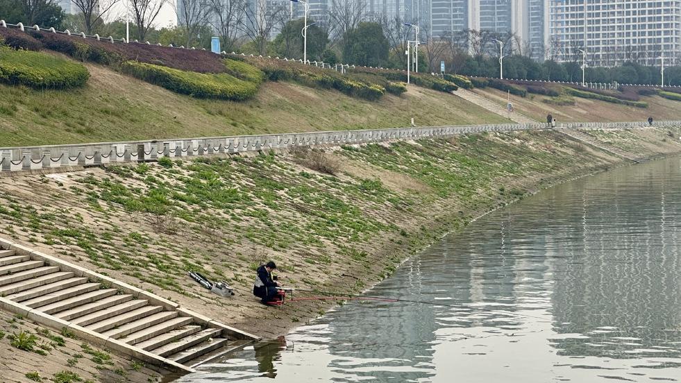 钓竿甩出新浪潮，年轻人纷纷入圈“水上高尔夫”