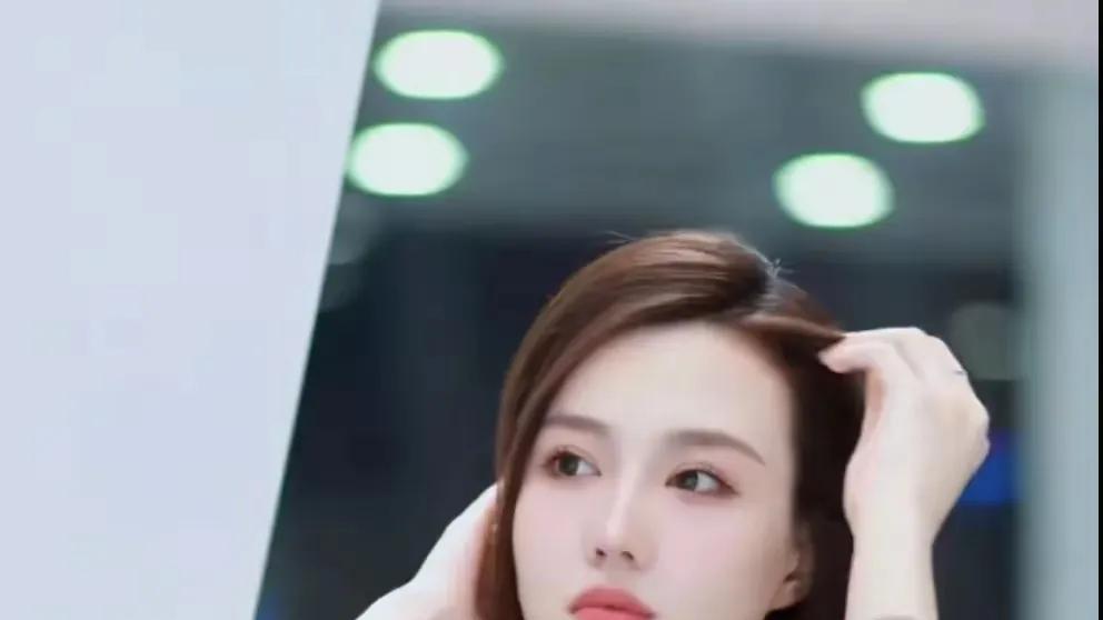 浙江校花转型车模界天花板！退圈后身家过亿，她为何拒收粉丝礼物