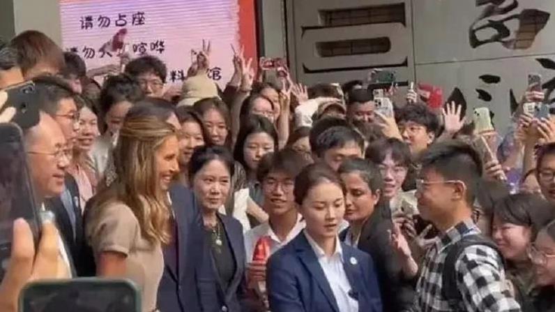 集实力和美貌为一体保镖严月霞，因保卫叙利亚前总统夫人而走红