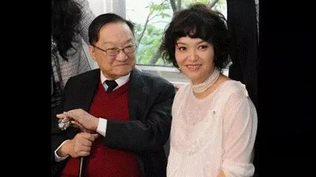 金庸三任妻子结局：一个销声匿迹，一个患肺痨去世时身边无一人，一个套现2亿深居简出