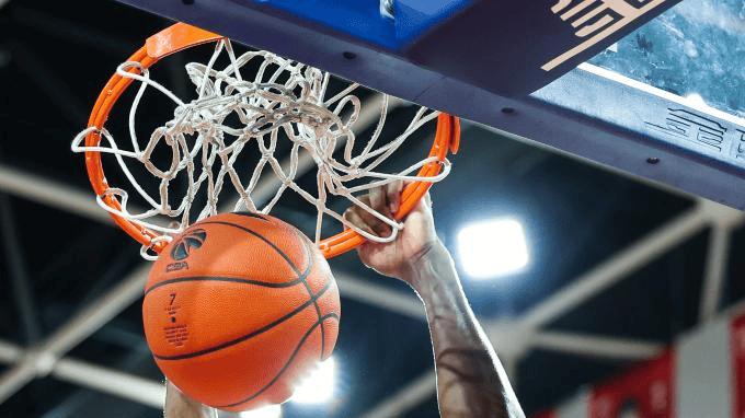 深圳男篮主场击败吉林 王浩然勾手投篮