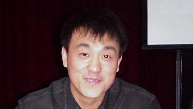演员何冰：娶了初中同桌，婚后事业蒸蒸日上，赚的钱全部都上交