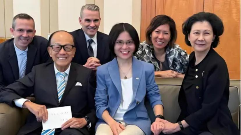 李嘉诚与小女友合体，低调手表意外抢镜