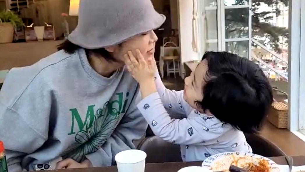 45岁蔡琳晒全家福，与高梓淇关系破冰，笑容灿烂如少女