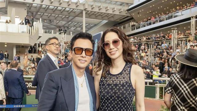 62岁甄子丹全家香港亮相，本人超年轻，18岁女儿更是颜值顶级！