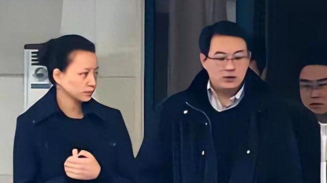 上海公园偶遇董卿：淡出央视3年，所嫁非人的董卿，居然以这种姿态重新回到大家视野