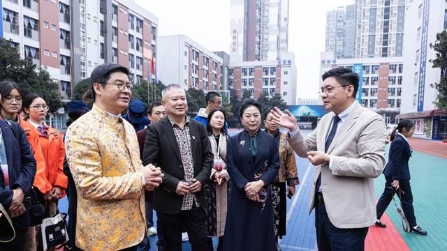 中国古文字姓氏文化书法作品展公益行走进成都华商理工职业学校