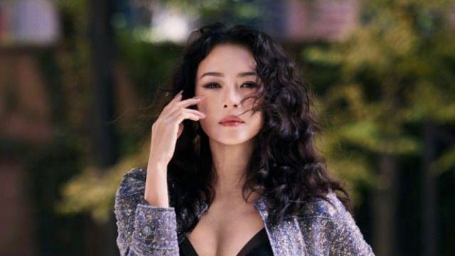 章子怡现身米兰时装周，穿黑丝薄纱吊带性感迷人，46岁状态超好