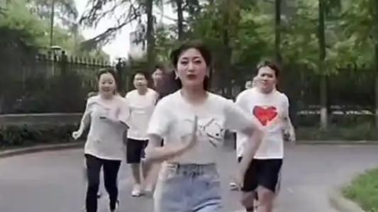 72岁赵雅芝跑马拉松 儿子贴心守护