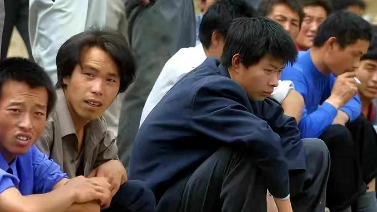 清明节回村，我发现3000万光棍背后藏着农村最扎心的真相