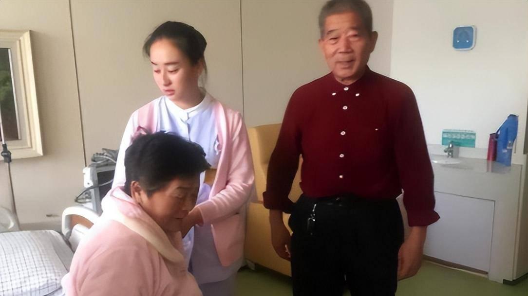 74岁父亲接5岁女儿放学，取名天赐！退休金过万，保证其生活无忧