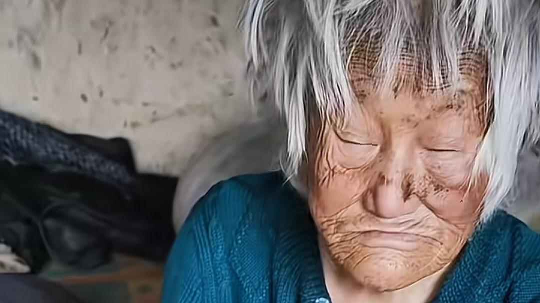 不是所有晚年都安逸，一元菜摊的背后，是需要被接住的艰难