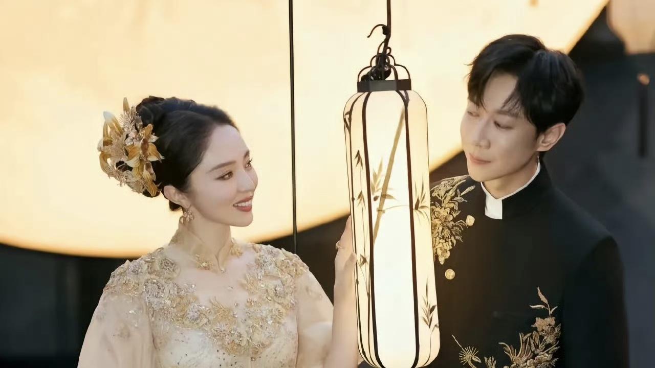 董璇张维伊大婚刷屏：一场“反套路”的婚礼，撕开了中年婚姻最真实的真相