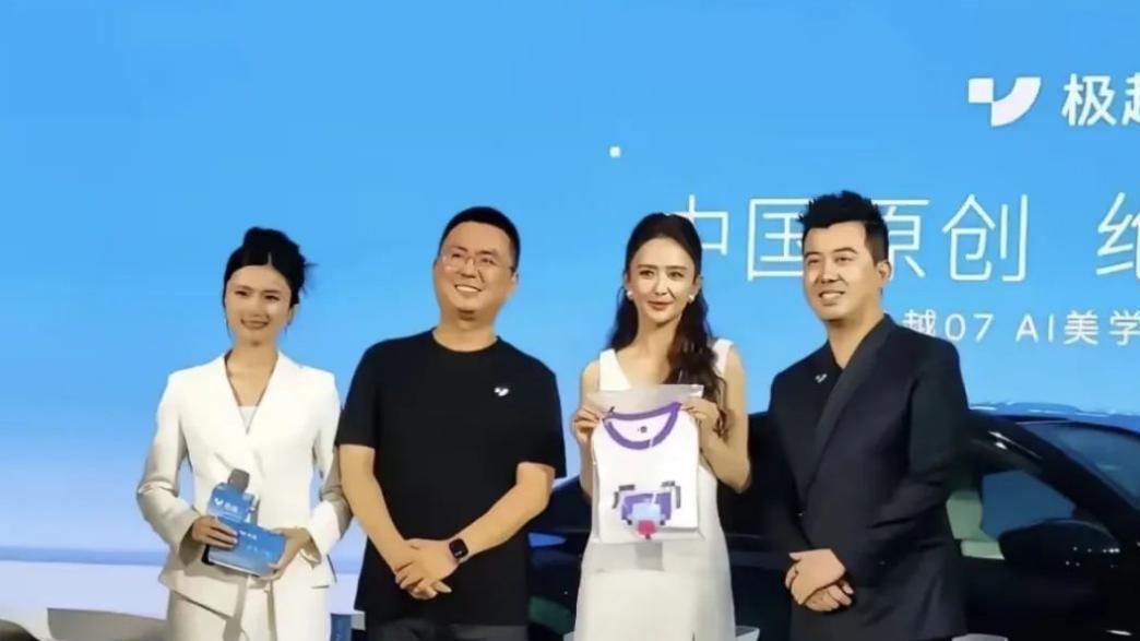 41岁佟丽娅车展大放异彩，小白裙公主头美翻全场！