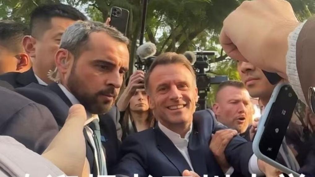 马克龙在成都晨跑、和川大学生互动，还去打乒乓球，过得丰富多彩