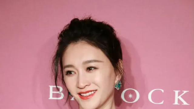 刘晓庆香港被偶遇！问翡翠项链是不是向太送的？回复笑翻全场