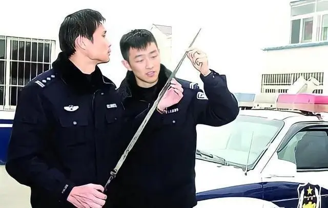 2013年南京六合区地铁口施工发现神秘汉墓！出土绝世宝剑锋利可割断电缆！