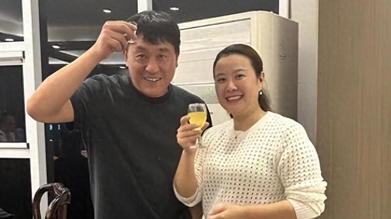 原来她就是何冰的老婆！结婚几十年生下帅气儿子，希望他子承父业