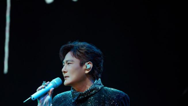 紫色法式西装太致命！张信哲巴黎限定造型电翻歌迷