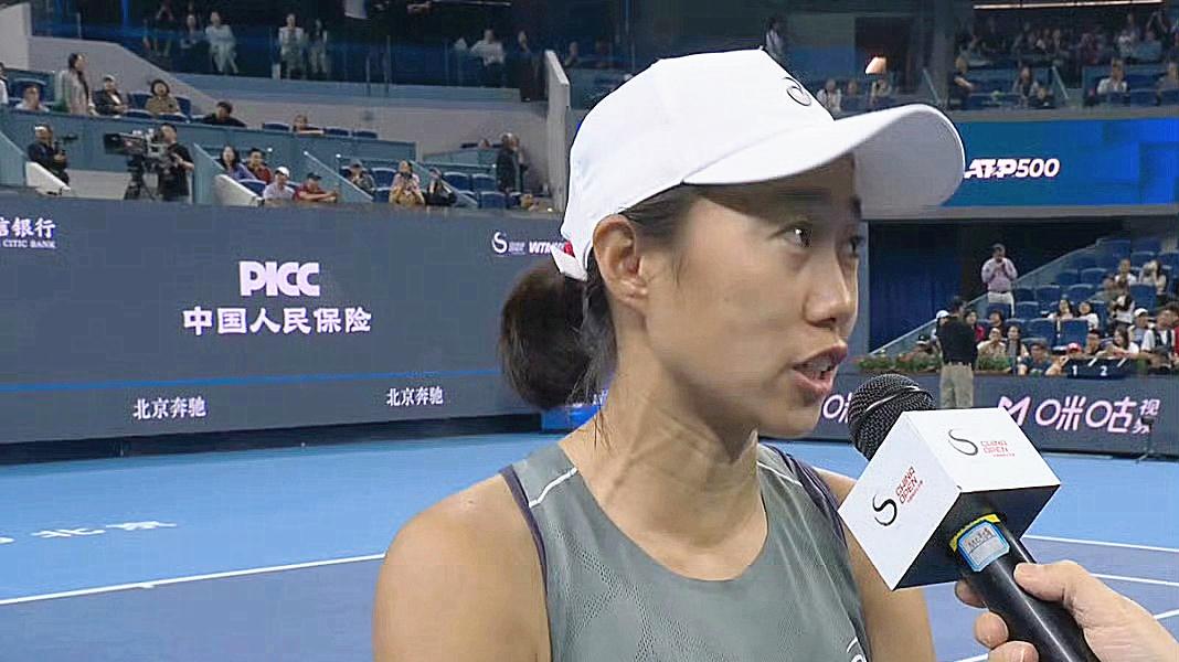 中国女网迎喜讯！36岁老将造冷门，张帅决胜盘逆转强敌，晋级32强