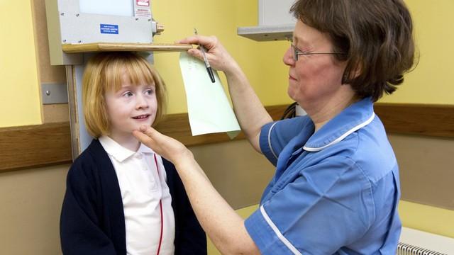 男孩身高易“停摆”？3种食物加速骨骼线闭合，家长别再喂了