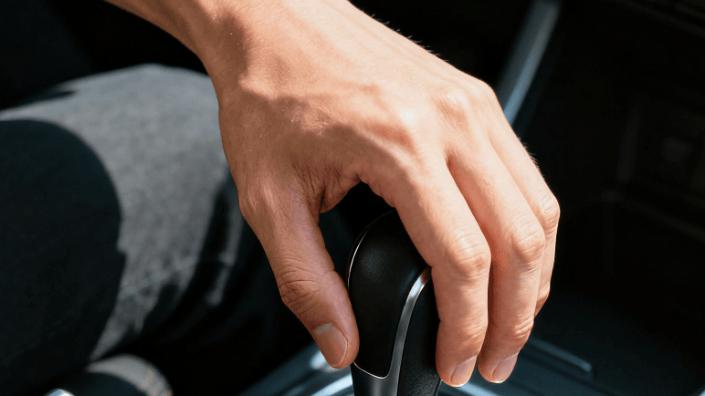 没踩刹车就切换 D 挡和 N 挡，会不会损伤变速箱呀？