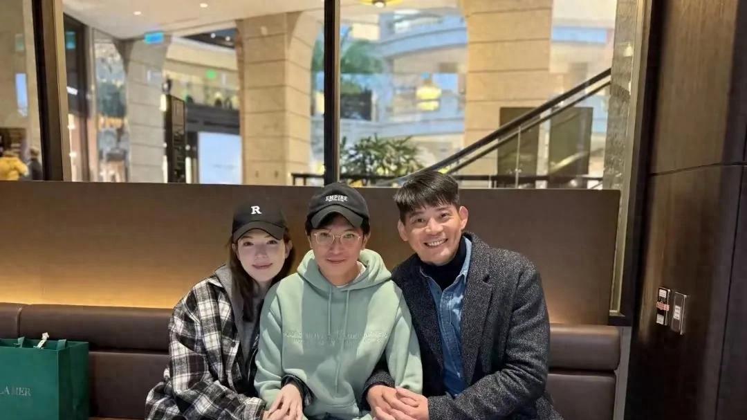 邱泽宠妻再升级！许玮甯素颜发光，购物袋藏暖心秘密