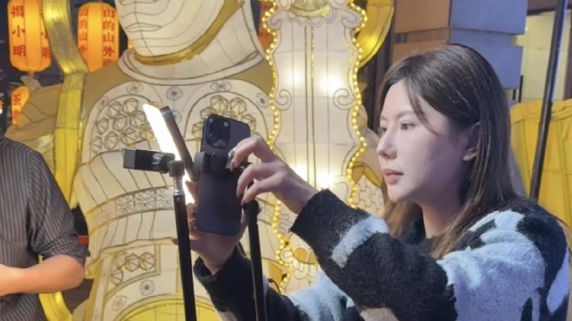 前TVB艺人蔡淇俊摆摊卖鸡爪，感激妻子陪创业