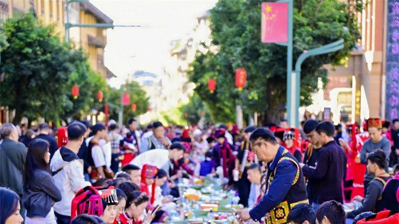 云南绿春“天下最长宴席”促各民族深情相拥