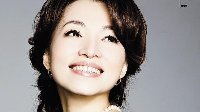 央视最美女主持陨落记：董卿因丈夫9亿债务风波黯然离场，52岁现状令人唏嘘