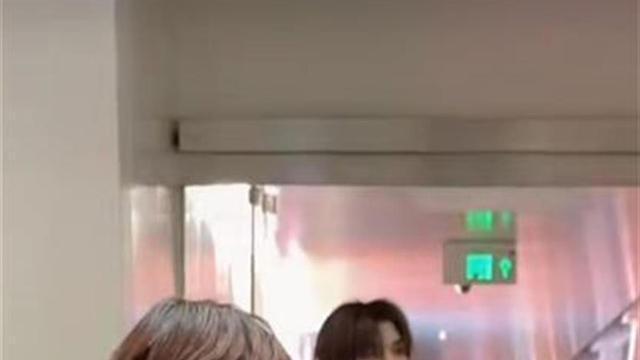 乐华男团loong9机场插队惹投诉，成员占据登机口向粉丝挥手致意，路人发飙