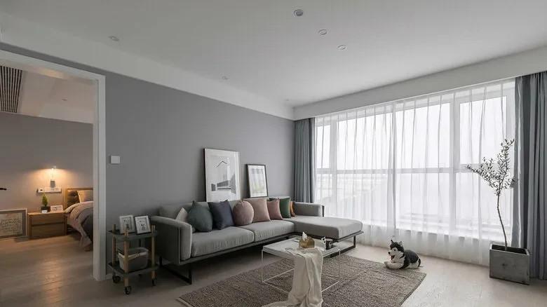 120平米的大两居，北欧风的设计温馨舒适，入户宽敞明亮又大气