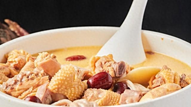 鸡汤奥秘：公鸡母鸡炖汤大对决，品味鲜香，探寻滋补之选