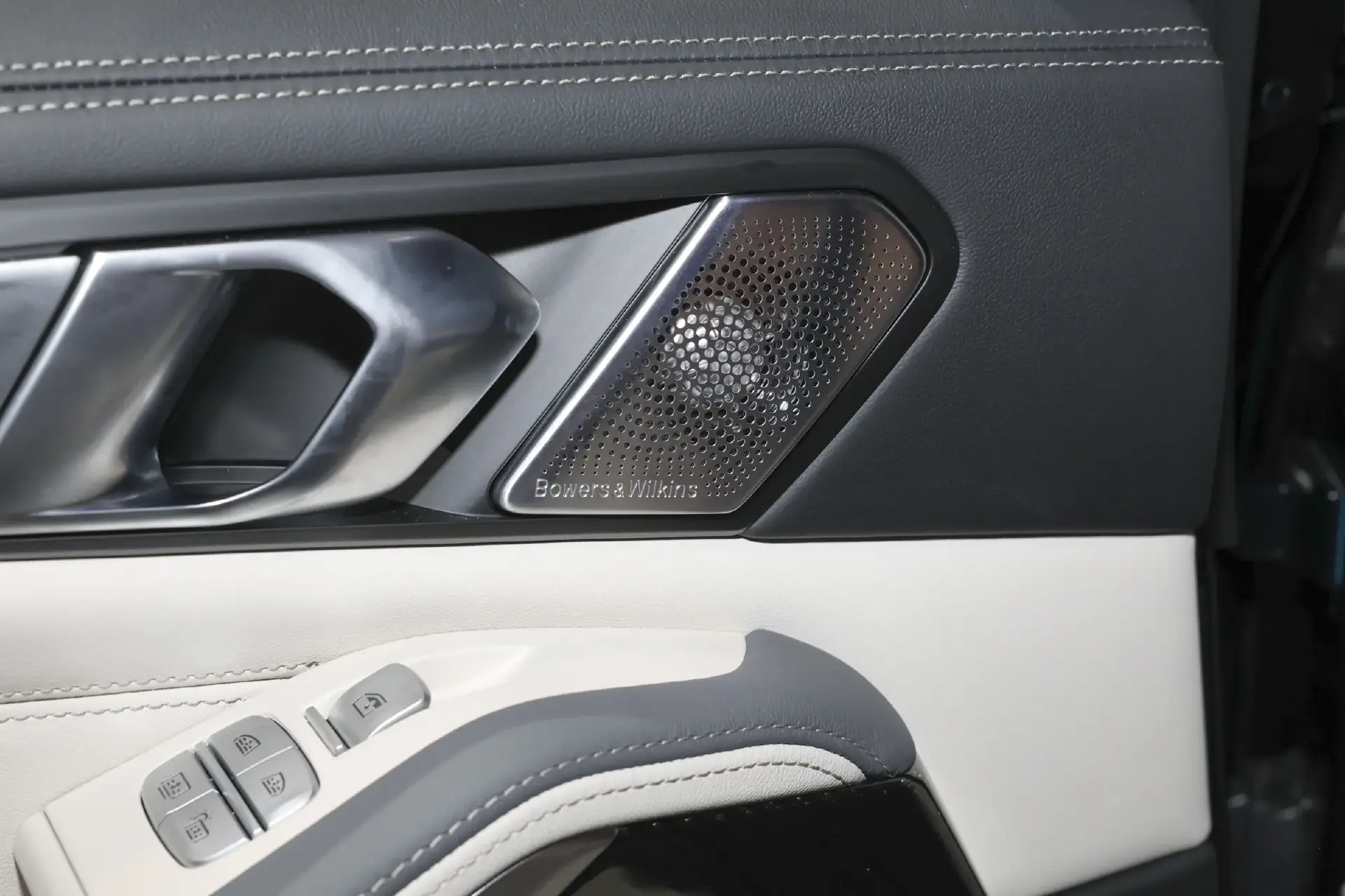 宝马真正的旗舰SUV，车宽2米，还有4.4T V8动力可选，空间大又智能
