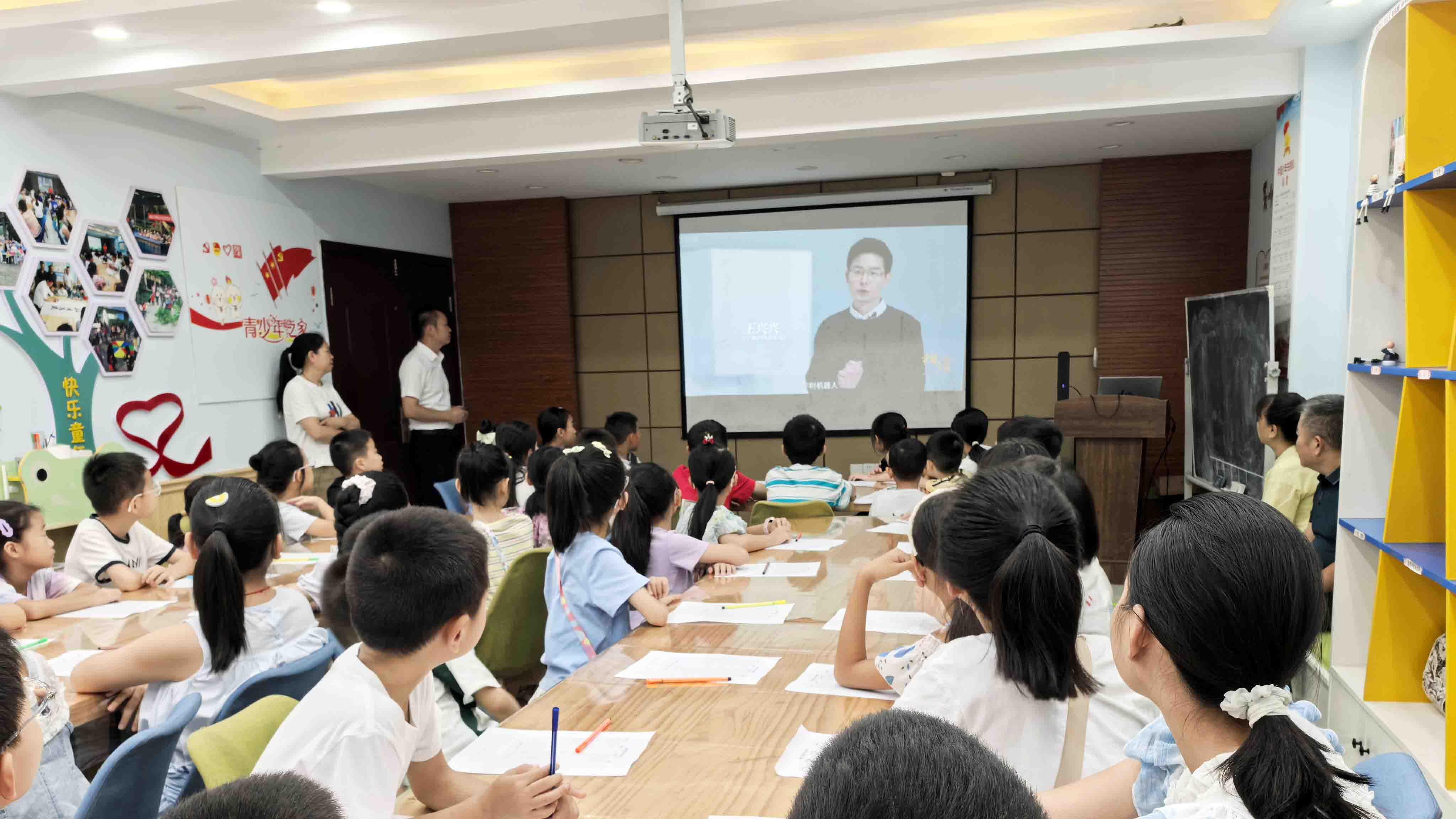 “无线电探秘”科普活动，开启青少年科技探索新征程