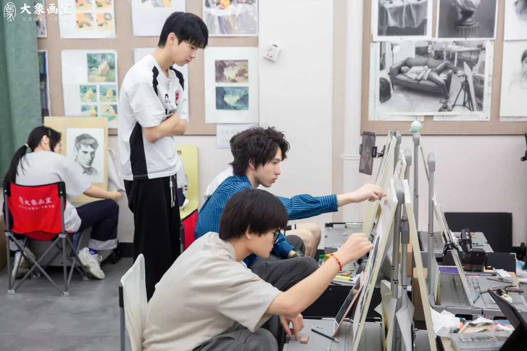 美术生文化在本科线左右，联考和校考该选哪个？