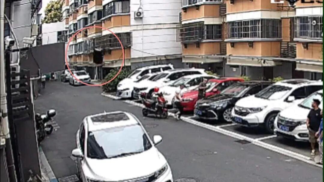 30斤行李箱从6楼飞下！男子竟说“砸到人再找我”，警方：已刑拘