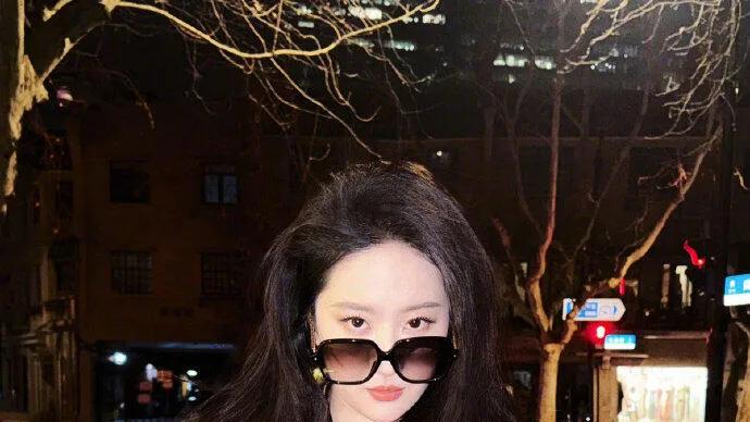 刘亦菲深夜现身上海街头，一身黑衣又美又飒，看起来好像“女版007”！