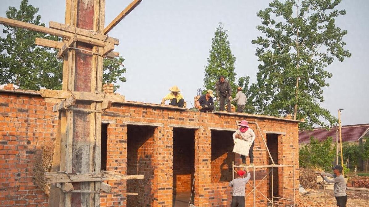 父母照顾邻居多年，我2018年盖房多占了半米，父亲直接拆了