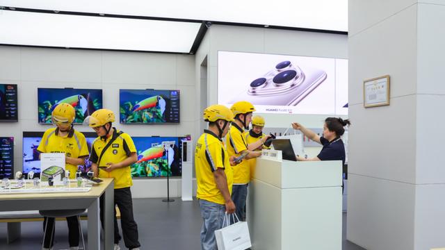 年轻人在美团闪购抢iPhone、小米17，其实只是个开始