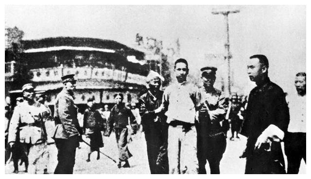 58年，蒋介石和胡适的合影，注意看老蒋坐姿，就像一个小学生