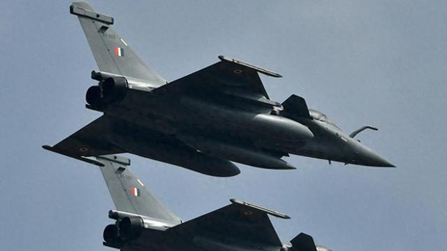 阵风口碑刚下滑，印度逼法国交出源代码，巴媒献策：直接购买轰6K