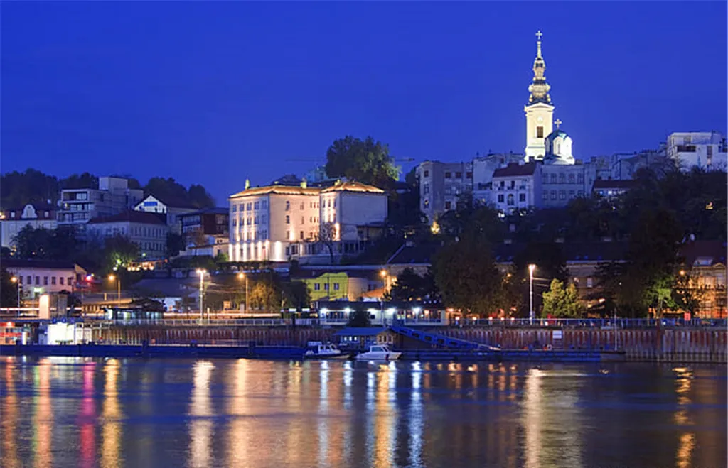 塞尔维亚抗议活动：一场关于腐败、治理与外部干预的多重博弈