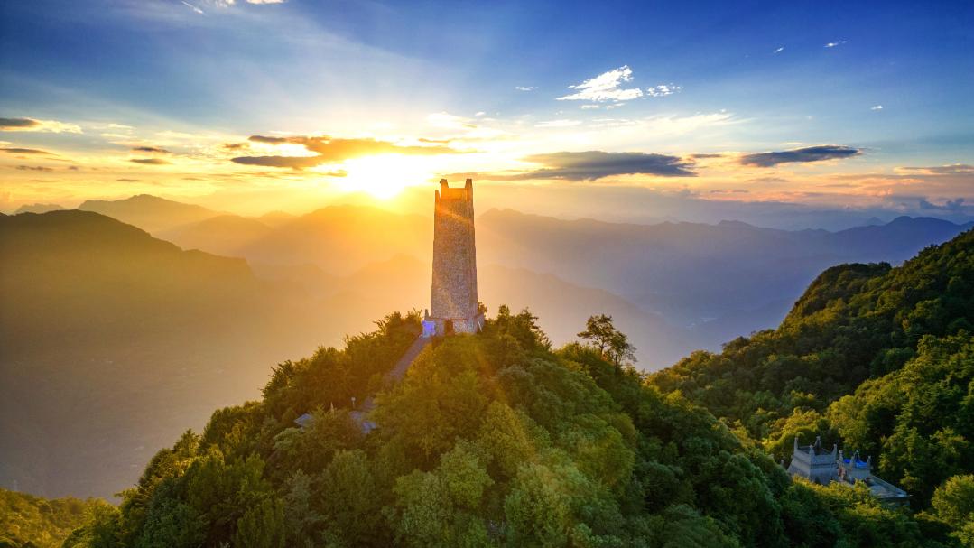 九皇山迎来2025 环中国自驾游集结赛车队，清凉野趣共赴盛宴