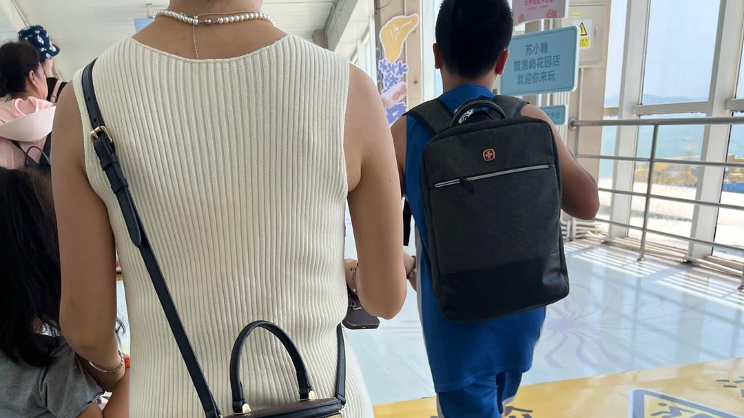 时尚辣妈：无袖连衣裙与长筒靴的完美搭配