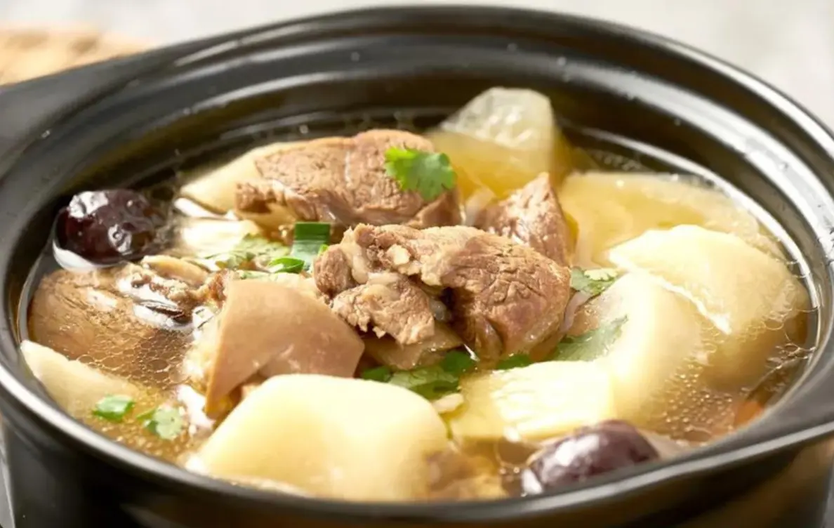 清炖羊肉汤，记住别放太多料！教你一招，羊肉汤鲜香清甜，特好喝