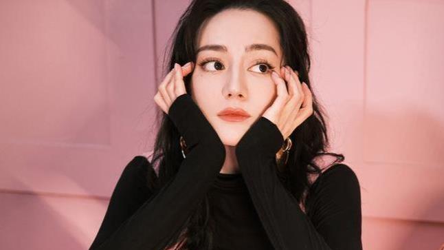 迪丽热巴春日大片释出，黑裙配繁花，这是什么暗黑系美学？
